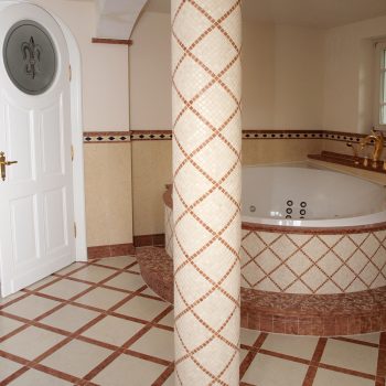 Bad und Säule mit Mosaiken